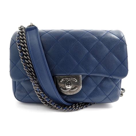 Sac à main Chanel Timeless en cuir verni matelassé bleu